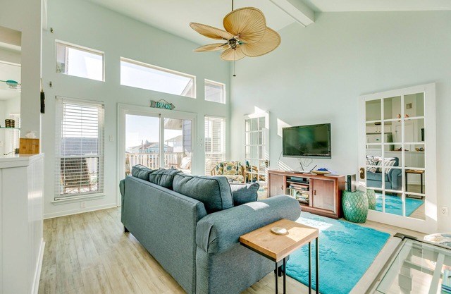 Updated Townhouse w/2 Decks & Gulf Views - 1 Block to Beach