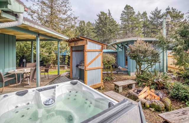 Updates Galore, Queen Suite, Pool Table, Hot Tub, Near Beach in Tierra del Mar!