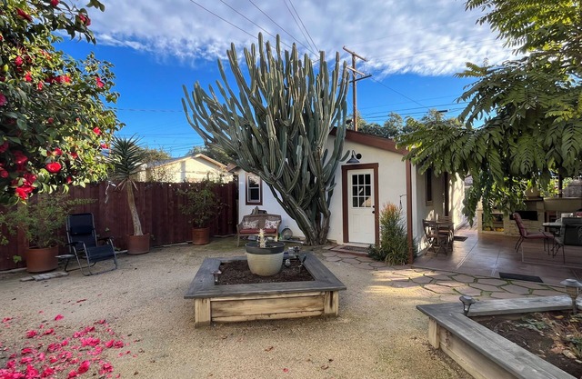 Upland Craftsman Cottage - 1 Bedroom Private Studio in Central Upland Location