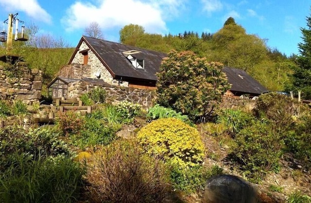 UPPER BARN COTTAGE, pet friendly, with a garden in Aberangell