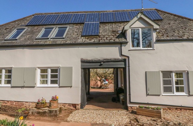 UPPER BARN COTTAGE, pet friendly, with open fire in Wootton Courtenay