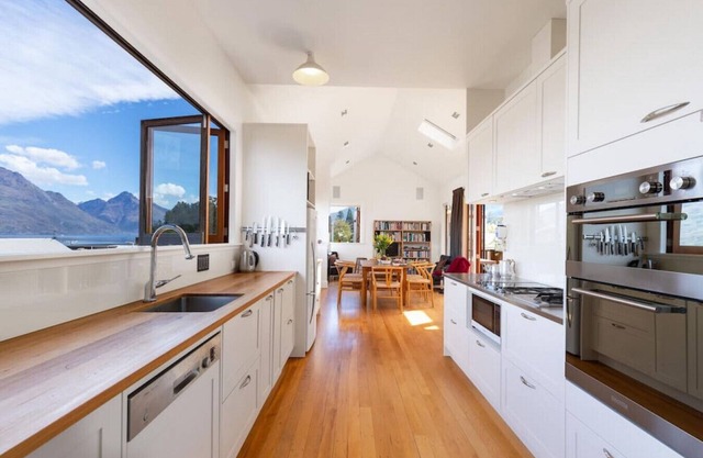 Upper Gardens | 4 min walk to town | 2 min walk to the lakefront