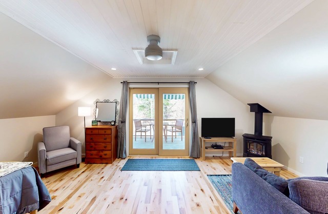 Upper level retreat with a furnished deck, fireplace, fast WiFi, & full kitchen