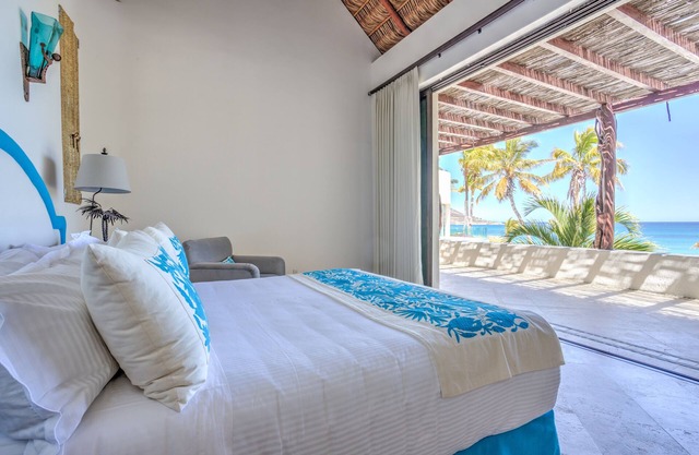 Upper Palmilla: Oceanfront room with pivate balconi