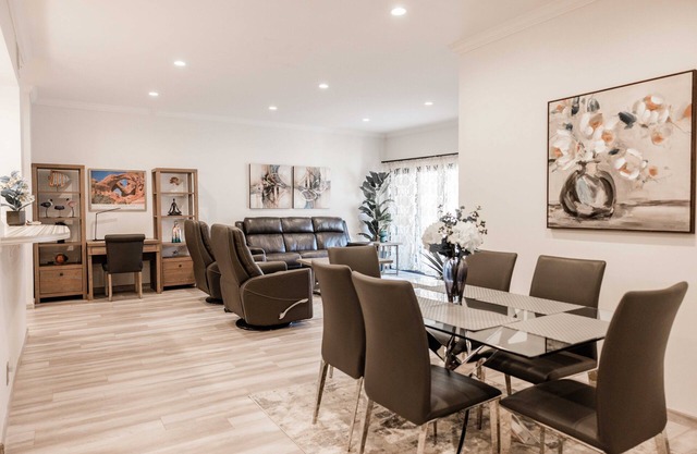 Upscale Condo - Pool, Gym, Close to Beach