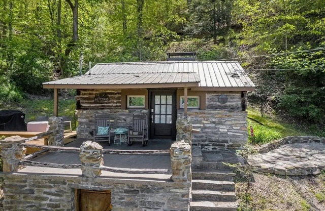 Upscale Cozy Cabin w/WiFi Scenic Views of Bryson City Walk to Downtown A/C