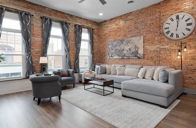 Upscale Downtown Getaway Walk to Shops & Dining