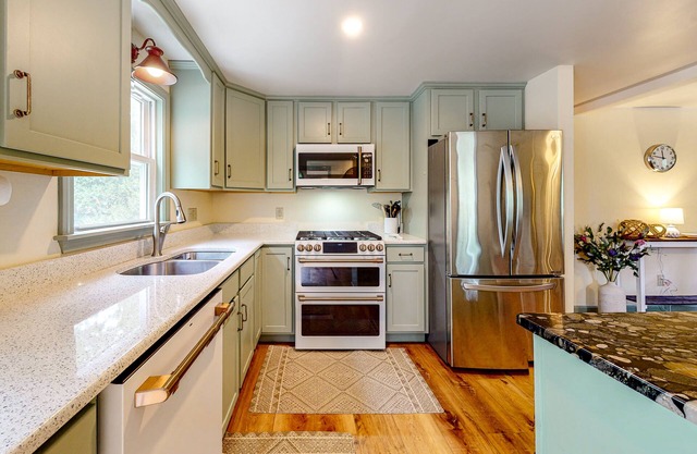 Upscale getaway near beach - fast WiFi, central AC - huge dog-friendly yard