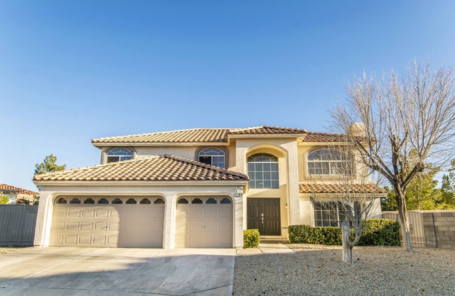 Upscale home-15 minutes to the strip and close to the airport!
