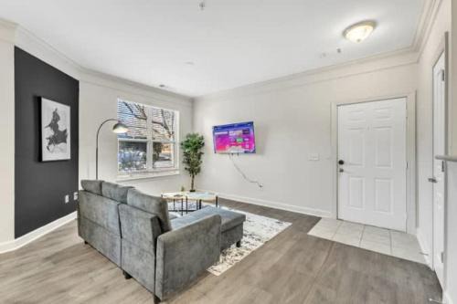 Upscale King 1BR Suite Mins to Downtown Raleigh