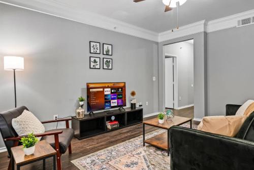 Upscale Living 2BR, 2BA Pool