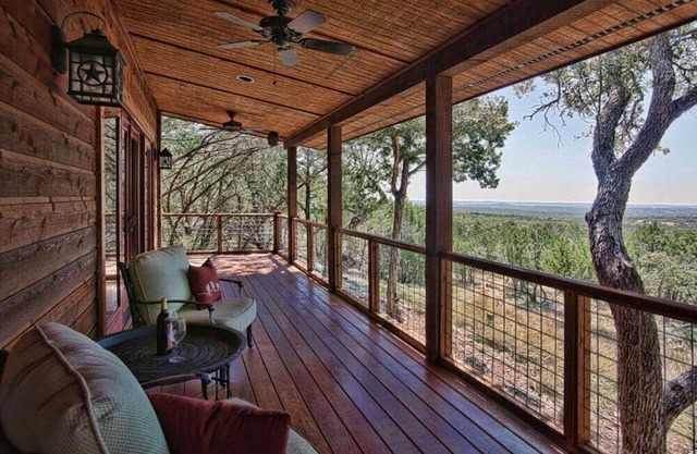 Upscale Luxury Cabin! Has it all Hot tub, Fireplace, Gorgeous Views!