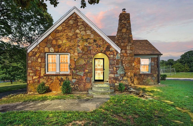 Upscale Mid-Century Charmer! 3-bdrm house w/AC and fitness room in Springfield