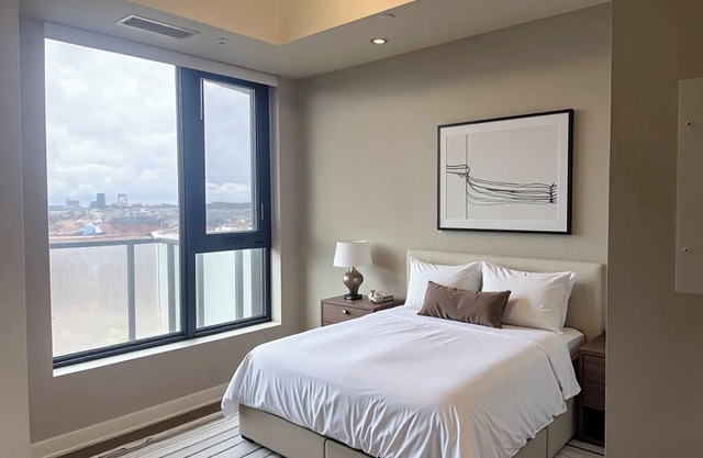 Upscale Modern 1 Bedroom on Oakville Mississauga Borders