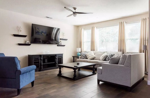 Upscale Modern Home★ King Bed★ Garage Parking★ Sanitized★ Long Stays