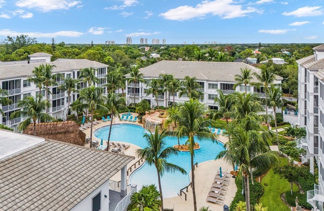 Upscale Penthouse-2-bedroom in beautiful Bonita Springs. Skyline views!