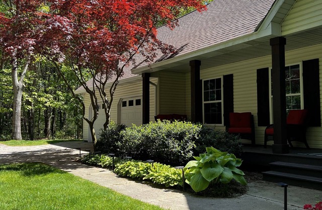 Upscale Picturesque Hideaway. Fenced Yard, Hot tub, Firepit and Game Room.