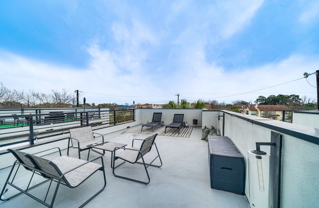 Upscale San Antonio Condo w/Rooftop Patio