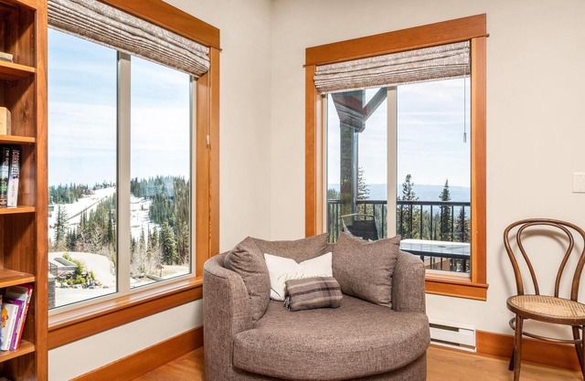 Upscale Ski In/Out Duplex on The Ridge with Garage, Private Hot Tub, laundry