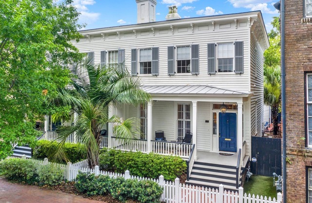 Upscale Townhome & Carriage House in Savannah, Steps to Forsyth Park, sleeps 10