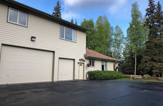 Upstairs get-a-way in quiet South Anchorage neighborhood