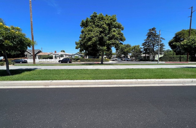 Upstairs unit 2-bd apartment within fantastic Burbank along Chandler Bike Path!