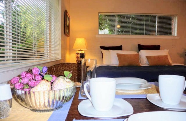 Uptown Dallas - Bright Studio 1A, WiFi, Parking, Near Restaurants & Shops & Safe