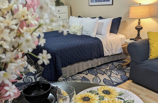 Uptown Dallas - Large Studio #2, WiFi, Parking, Near Restaurants & Shops & Safe