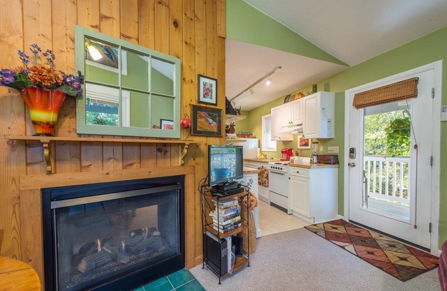 Uptown Treehouse | Cozy Treetop Apartment in Downtown Black Mtn!