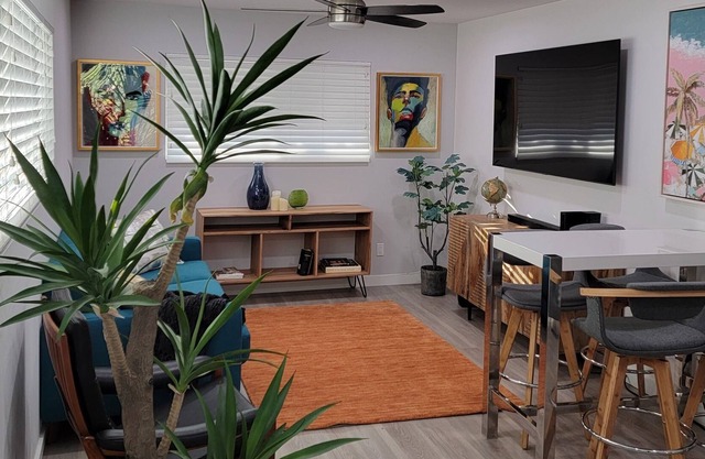 Uptown Whittier Stylish 1B 1BA sleeps 4
