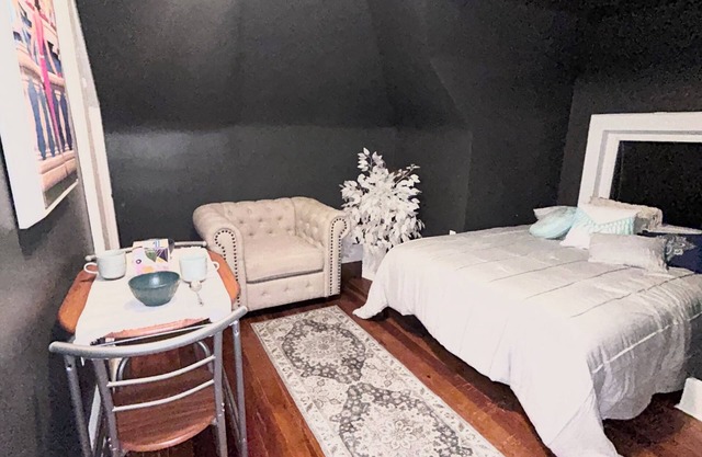 Urban Attic is a cozy, bright and stylish 2 bedroom retreat.