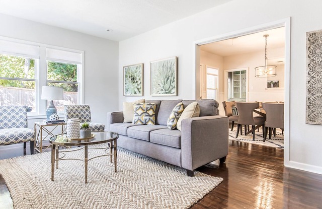 Urban Bungalow - 10 Min. to Downton!