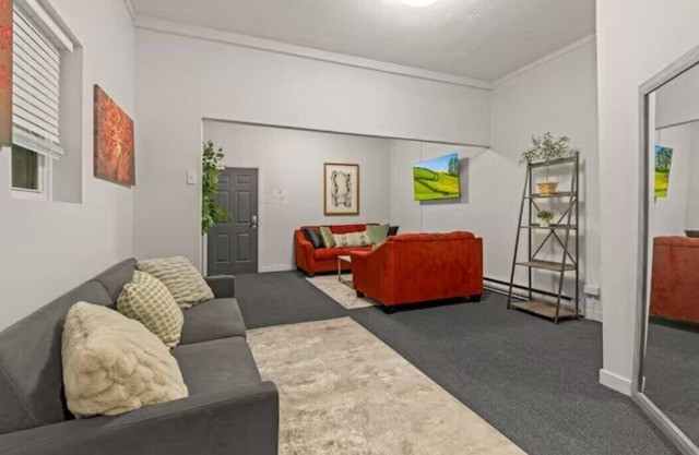 Urban Chic Suites Near Center City