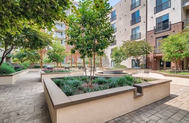 Urban Comfort 2BD Near Broadway & Nightlife