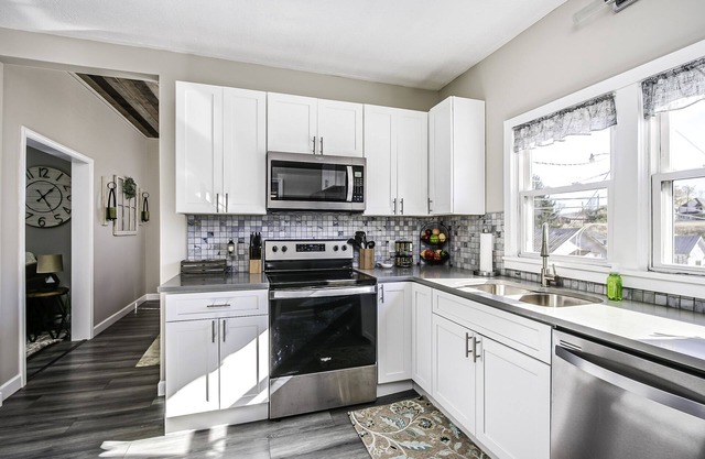 Urban Elegance: Discover Your Perfect Retreat in Vibrant Downtown Bristol!
