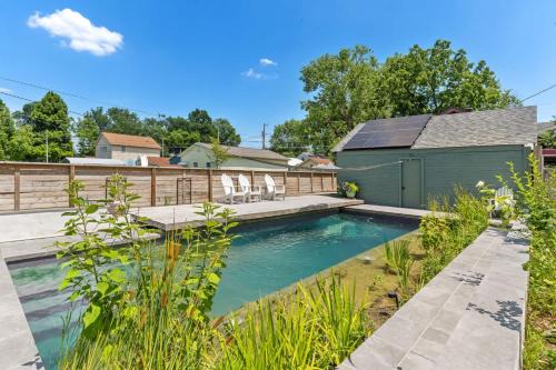 Urban Lakeside Retreat