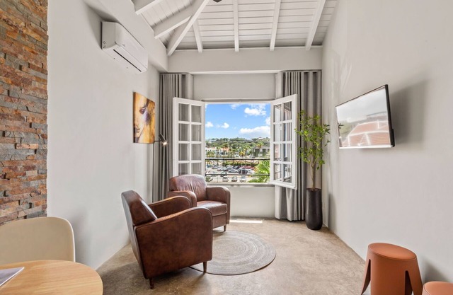 Urban Loft Apartment met city view