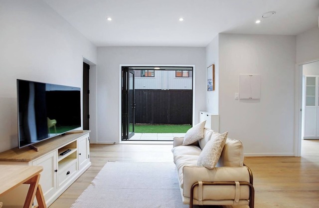 Urban Vogue Escape with Parking and Air-con