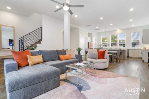 Urban Oasis 1 Mile from UT plus Garage and Rooftop