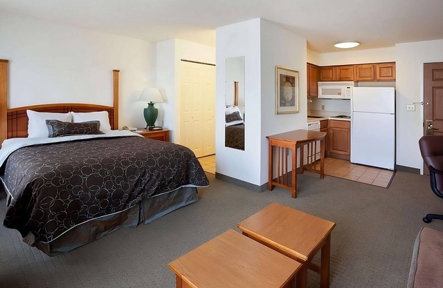 Urban Retreat in Medical Center District! 3 Comfortable Suites with Kitchens!