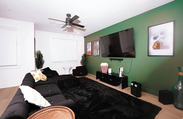 Urban Stylish 4 Story Townhome in Downtown Atlanta with Rooftop + 2 car garage