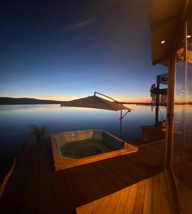 Uros Titicaca Beluxia