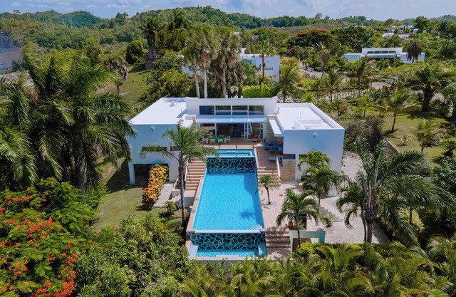 V03 Dolce Vita · High-ceilinged Villa w/3-level pool & jet tub