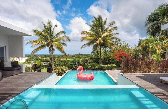 V11 Casa Vista del Caribe · Caribbean-style with 2-level pool & large garden