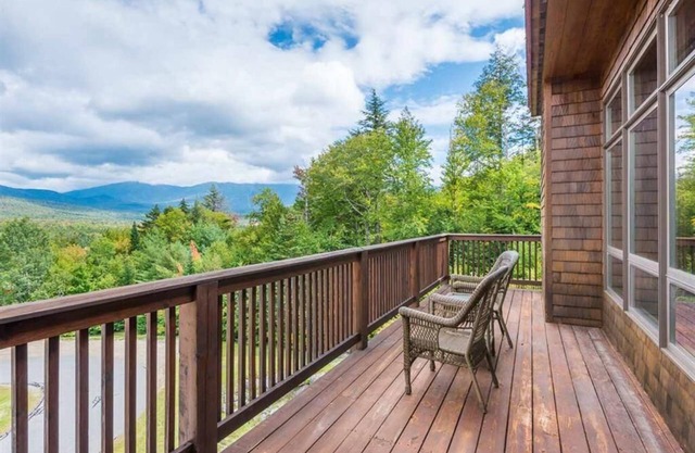 V3 Gorgeous Ski-In slopeside Townhouse with Amazing Mountain Views in Bretton Woods. Dog Friendly!