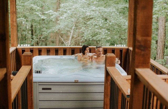 Vacana Top Ranked Couples Cabin, Hot Tub, Fire Pit, Pet Friendly