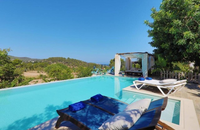 Vacation Home "Casa Ibicenca Can Chinchó" with Mountain View, Private Pool & Wi-Fi