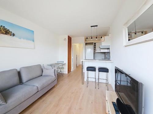 Vacation apartment near sea with private parking