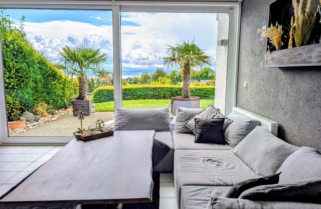Vacation apartment with a view of Lake Constance under palm trees