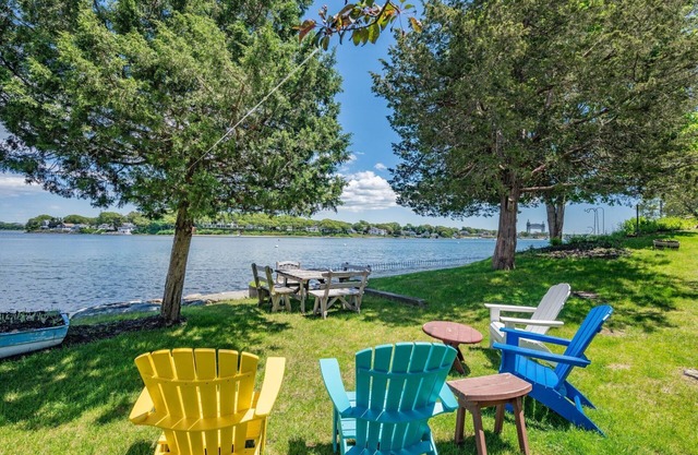 Vacation Bliss: Bay Views & Beach Access